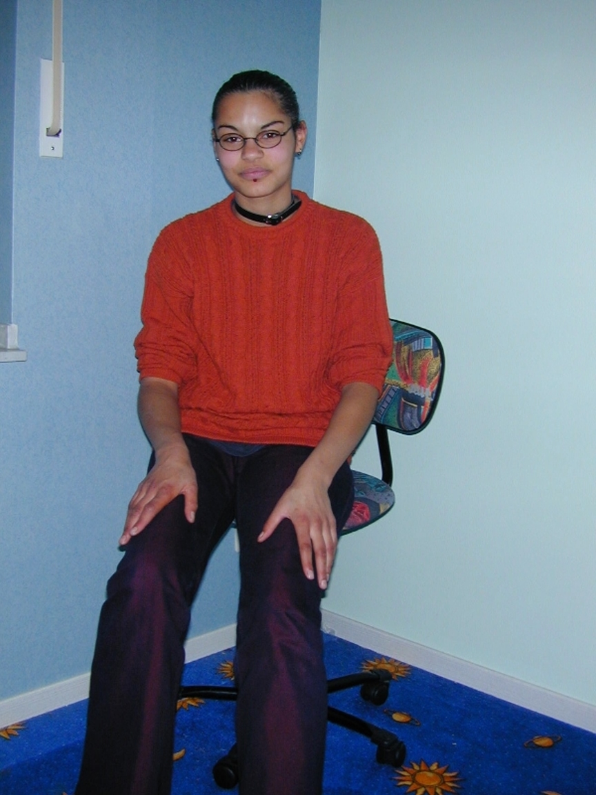 junges Girl mit dickem roten Pullover
